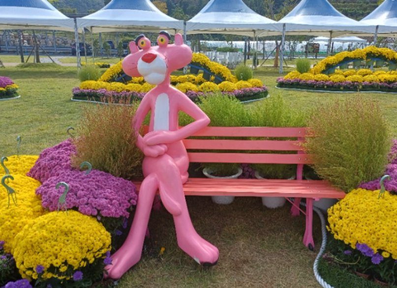 국화 정원 벤치의 핑크색 조형물